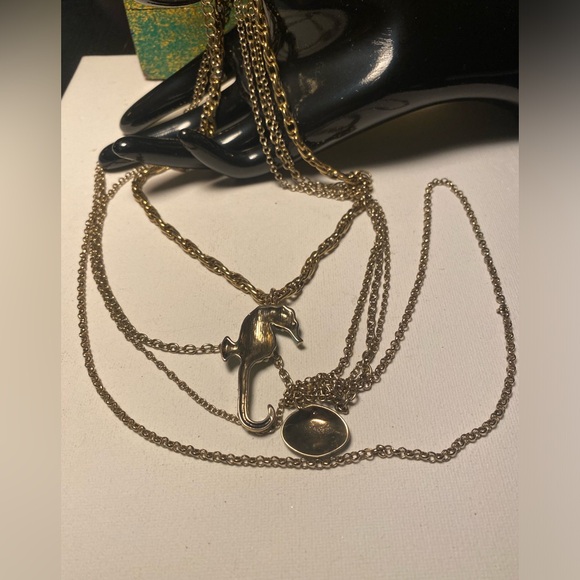 ๐๐ Vintage yet new one of a kind gold tone multilayered multi design necklace - Picture 9 of 12